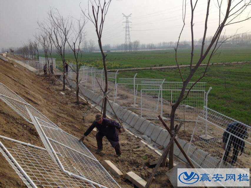 高速護欄網(wǎng)施工