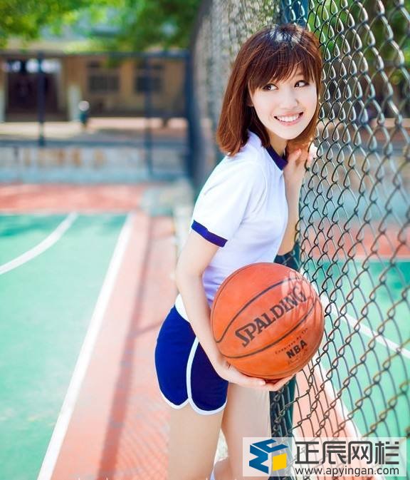 籃球場圍網美女